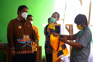 Mampir di Baserah, Bupati Andi Putra Tinjau Rumah Batik Andalan Kuansing